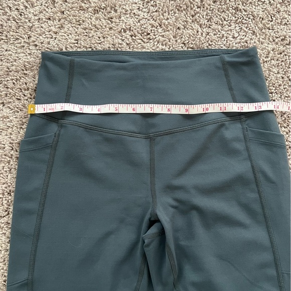 {Zella} Green Cropped Leggings with Pockets - Picture 6 of 10
